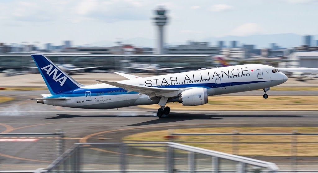 展望デッキから離陸する飛行機の迫力のある画像