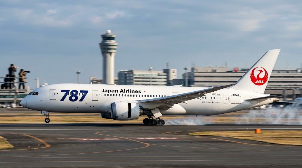 滑走路で助走を開始した瞬間の日本航空ボーイング787
