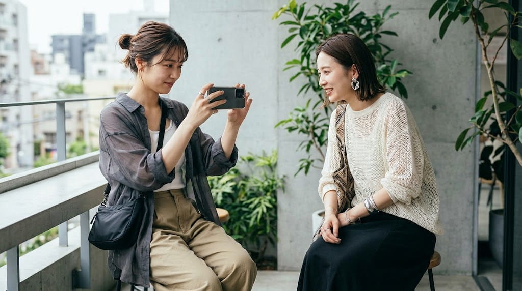 スマートフォンで動画撮影をしている様子