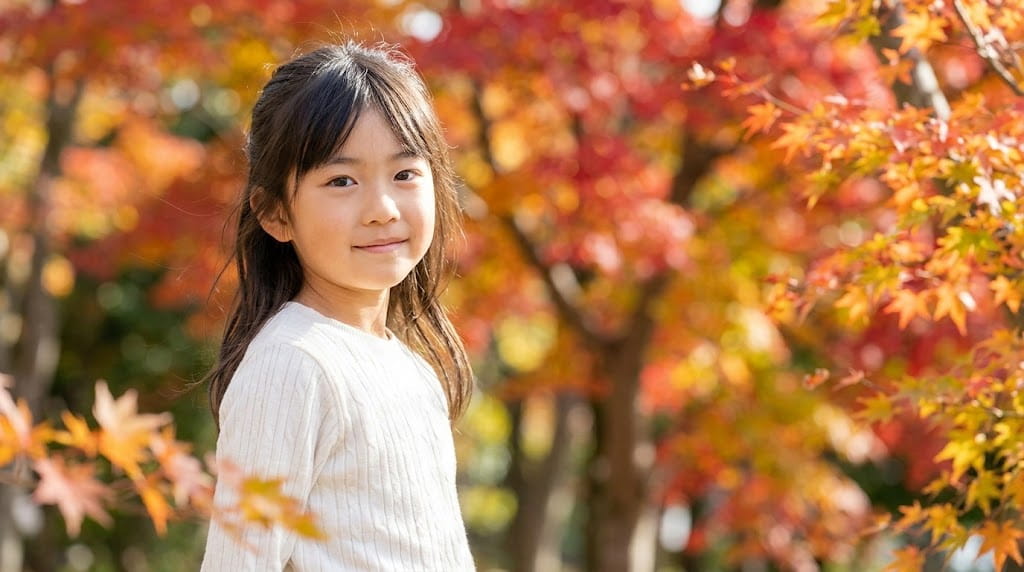 白い長袖の女の子の紅葉ポートレート